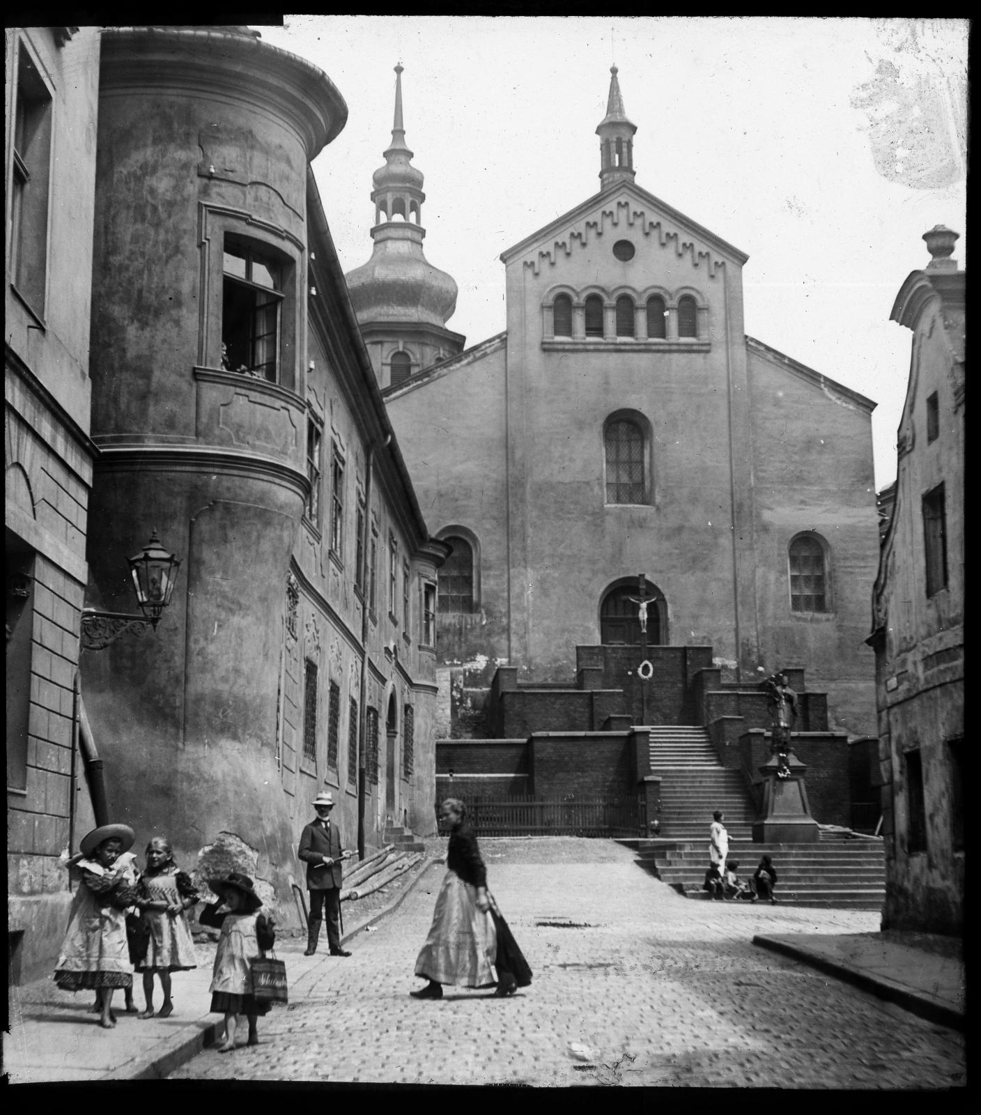 Ulica św. Wojciecha w Opolu, widok na na Kościół na Górce. lewej strony obecny budynek Muzeum Śląska Opolskiego