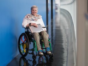 Janina Ochojska w Parlamencie Europejskim, zdjęcie na wózku inwalidzkim