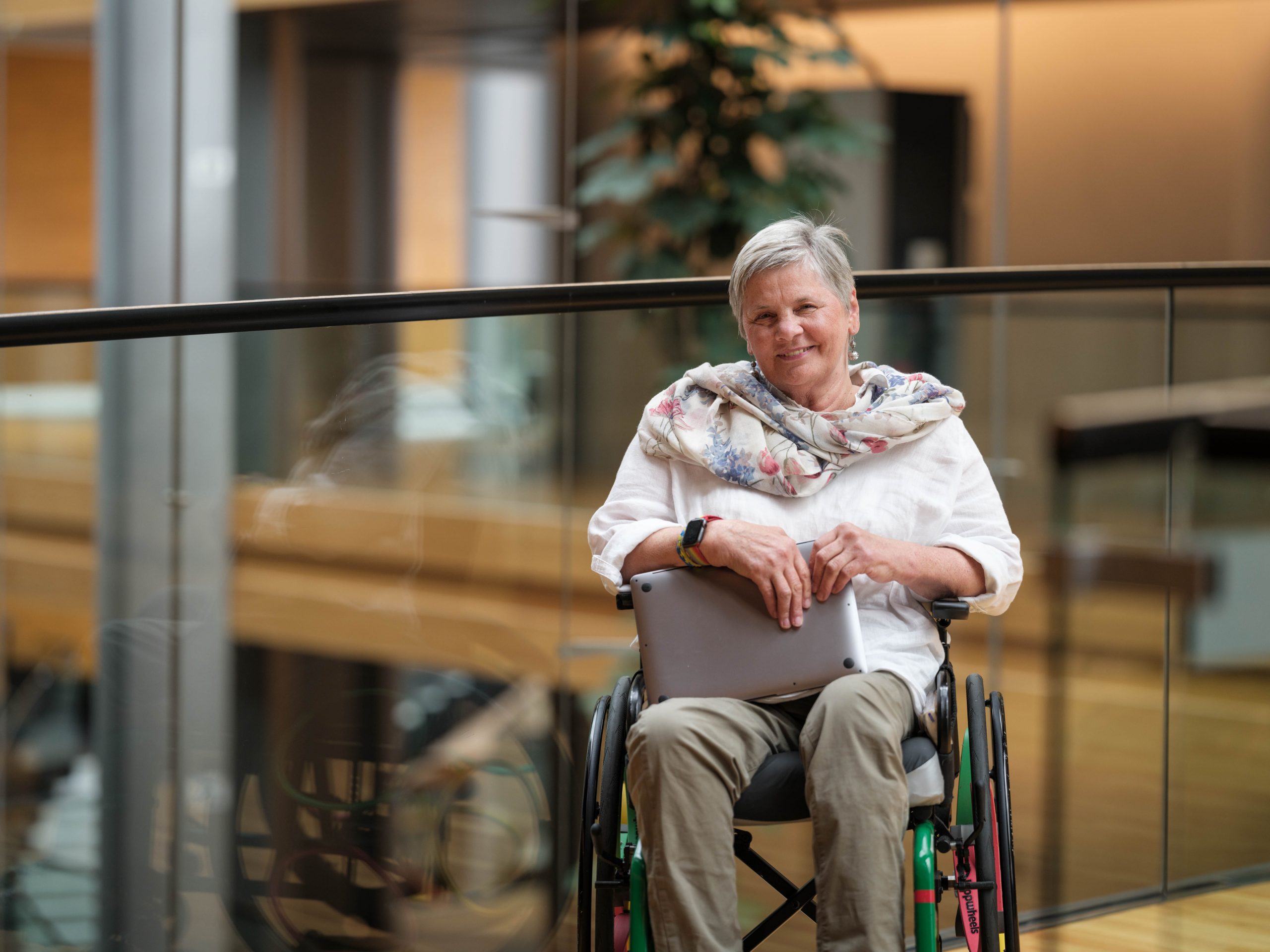 Janina Ochojska w Strasburgu, zdjęcie na wózku inwalidzkim
