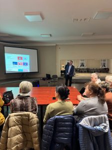 Spotkanie edukacyjne dla seniorów w Kietrzu pod hasłem „Jak szybko rozpoznać próbę oszustwa w sieci”