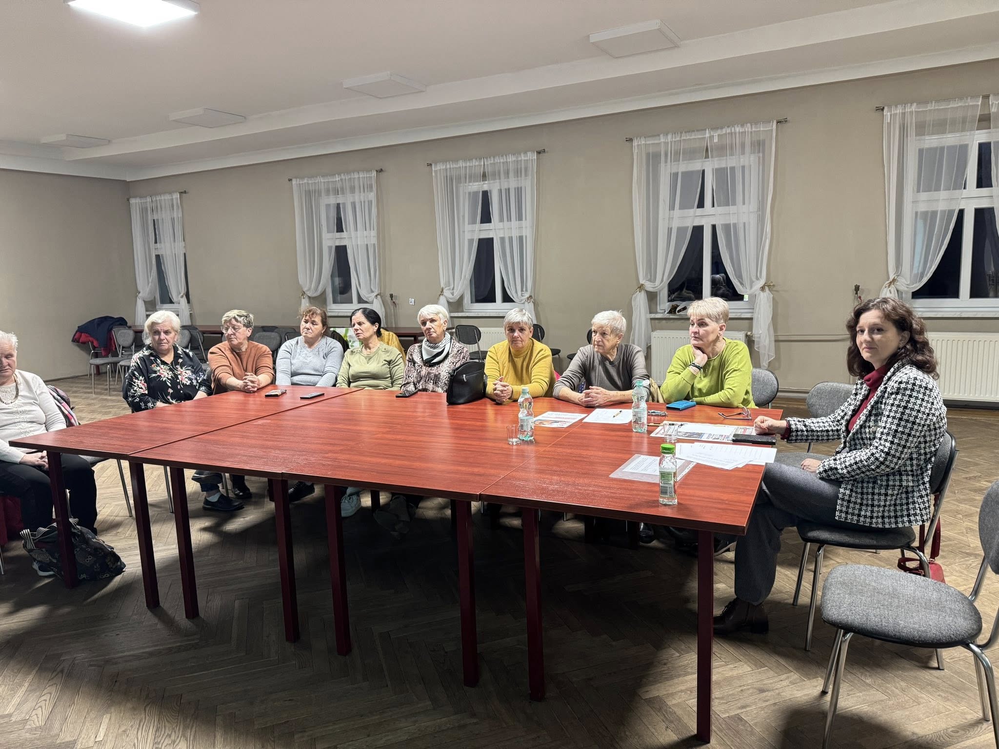 Spotkanie edukacyjne dla seniorów pod hasłem „Jak szybko rozpoznać próbę oszustwa w sieci”