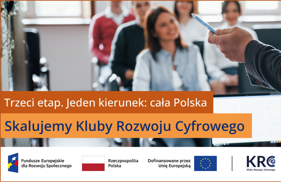 Grafika promująca projekt pn. Kluby Rozwoju Cyfrowego. Przedstawia postać wykładowcy oraz uczestniczki szkolenia. Tytuł projektu oraz ciąg logotypów na dole grafiki